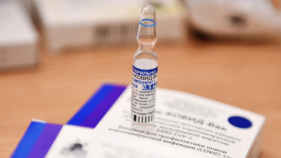 دبلوماسي روسي يتهم الاتحاد الأوروبي بتسييس الوضع حول لقاحات كورونا الروسية