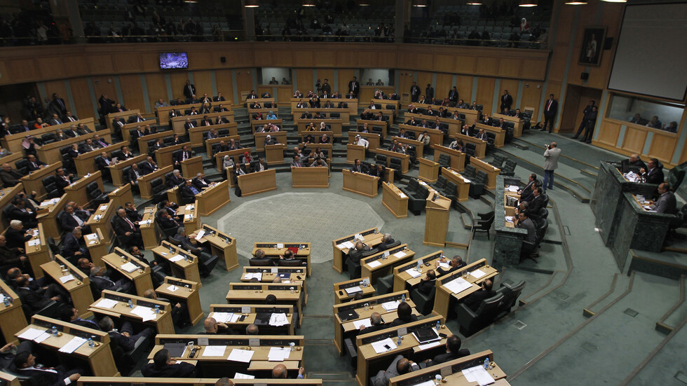 نائب أردني يمنع رئيس الوزراء من الجلوس في مقعده تحت قبة البرلمان