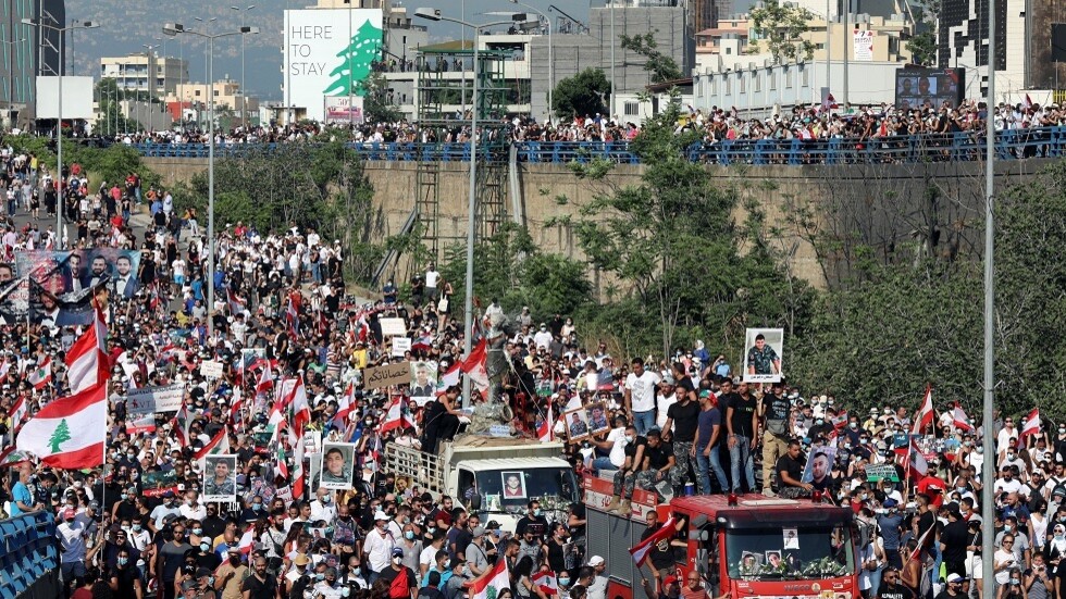 لبنان.. "حركة أمل" تنفي صحة ما تم تداوله حول صورة لأسلحة مصادرة تحمل شعارها (صور)
