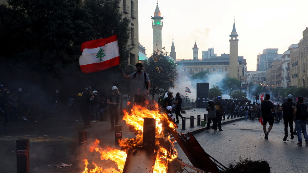 مواجهات بين محتجين والشرطة عند مداخل مجلس النواب وسط بيروت