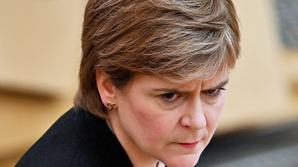 ستيرجن تعرب عن دهشتها لرفض جونسون لقاءها