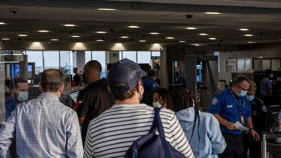 مسؤول: الولايات المتحدة تعكف على خطة لإلزام الوافدين بالتطعيم