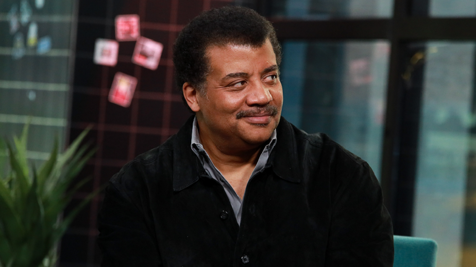 عالم شهير يكشف كيف أثبت ألبرت أينشتاين خطأ إسحاق نيوتن!