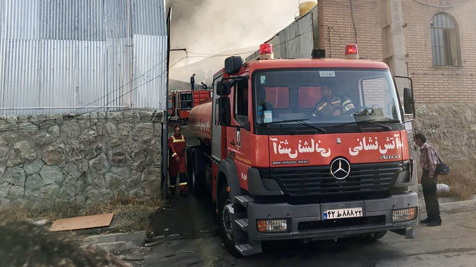 بالفيديو.. حريق يلتهم سفنا تجارية في ميناء إيراني