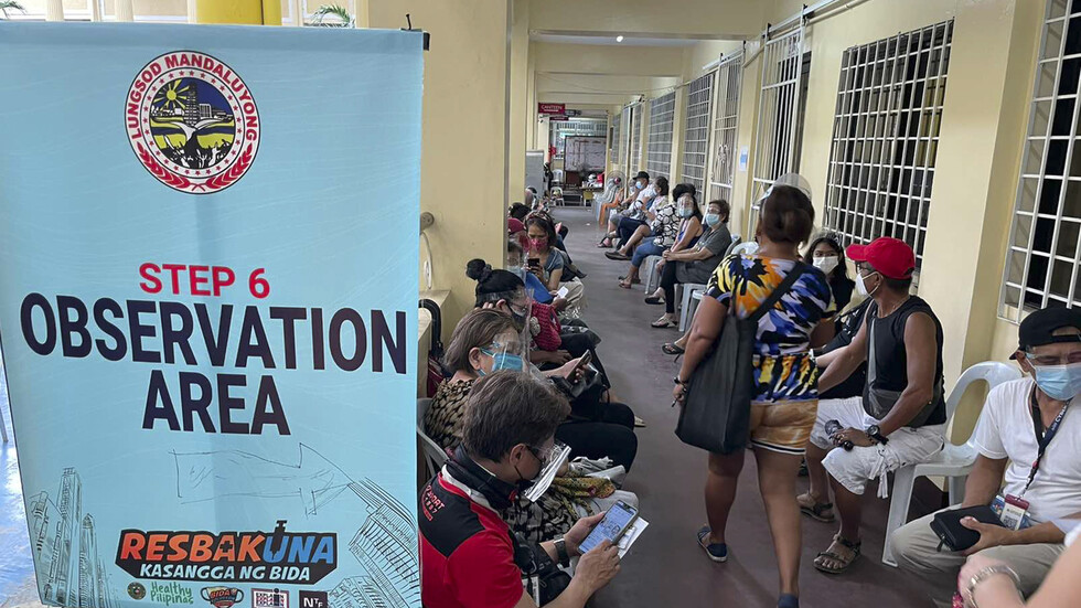 الفلبين.. أنباء كاذبة تدفع الآلاف للاحتشاد في مراكز التطعيم ضد كورونا