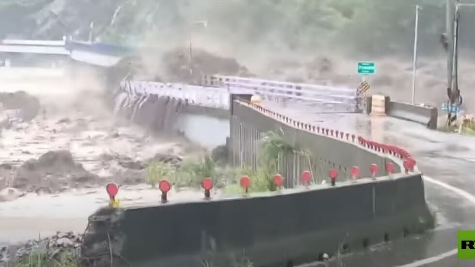 شاهد.. سيول جارفة تمحو جسرا في تايوان