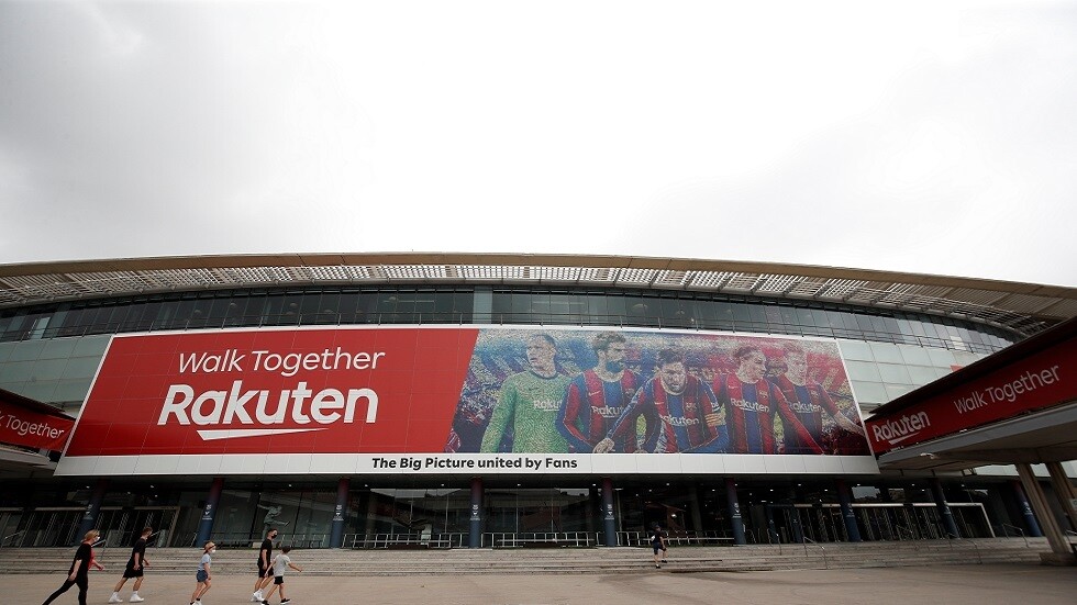 "ميسي خائن" تنقش على جدران ملعب "كامب نو" (صور)