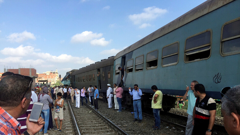 مصر.. حادث تصادم بين قطار وحافلة ركاب في الشرقية وهيئة السكك الحديد تكشف الملابسات