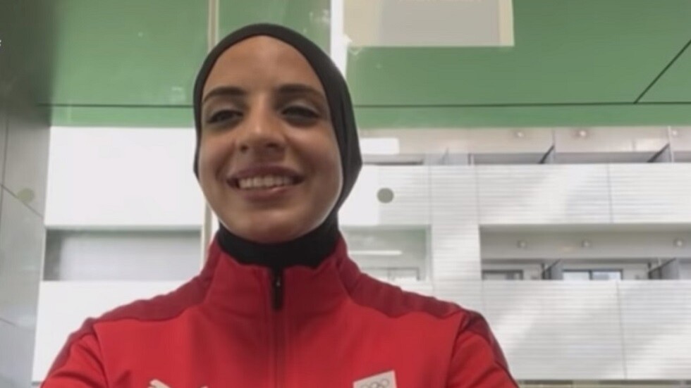 هدية السيسي تبكي والدة البطلة فريال أشرف (فيديو)