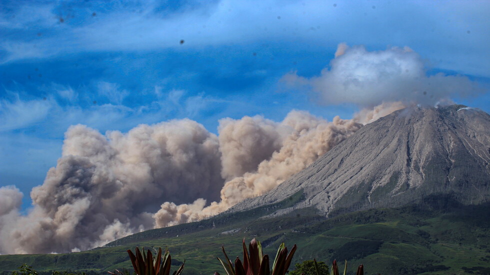 ثوران بركان جبل ميرابي في جزيرة جاوة الإندونيسية