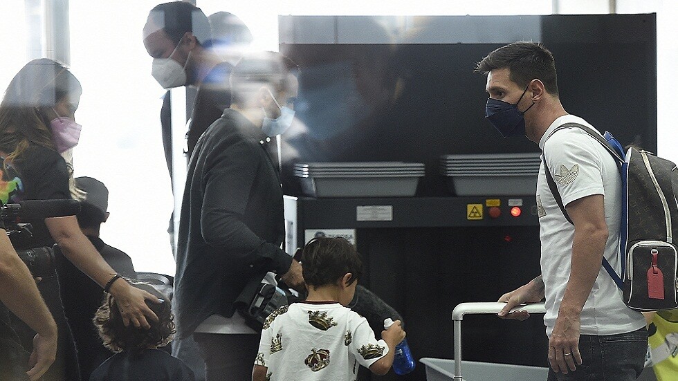 بالفيديو.. ميسي يصل مطار برشلونة استعدادا للتوجه إلى باريس للانضمام لسان جيرمان