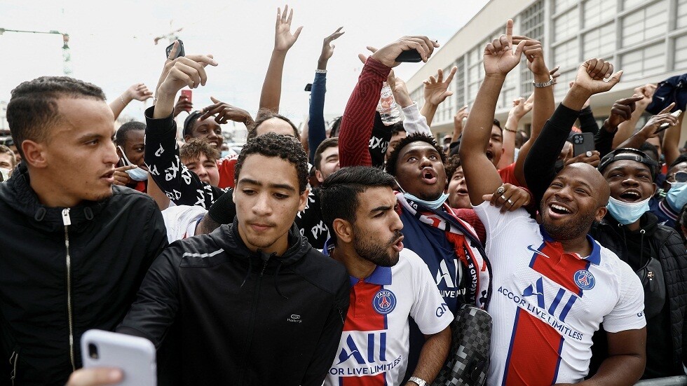 حشود غفيرة من مشجعي سان جيرمان بانتظار وصول ميسي إلى مطار باريس (فيديو)