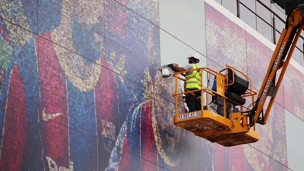 إزالة صورة ميسي من واجهة ملعب 