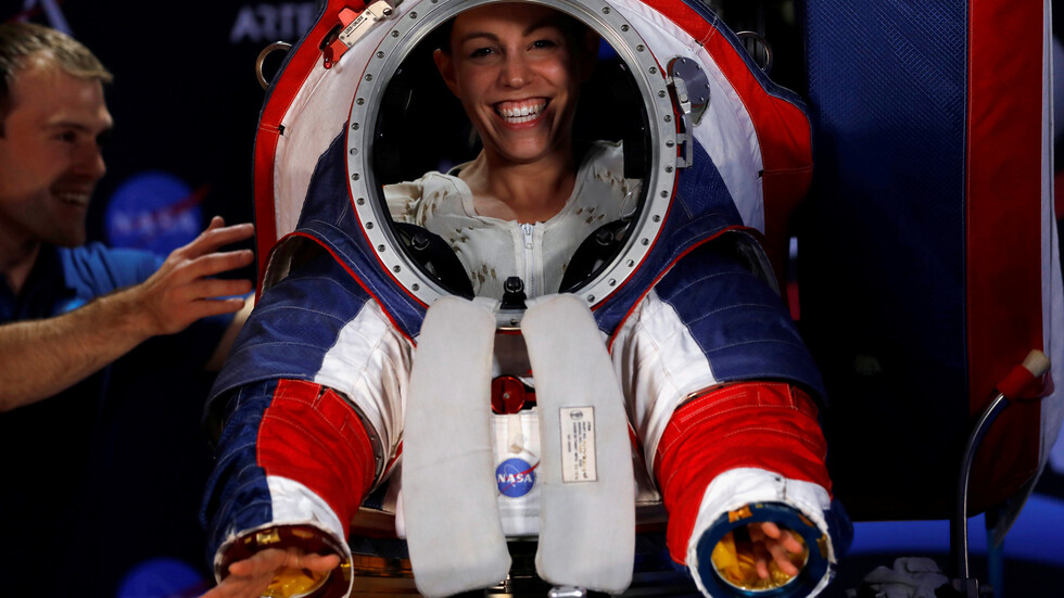 "ناسا": الرحلة إلى القمر سيتم تأجيلها بسبب عدم جاهزية بدلات الفضاء