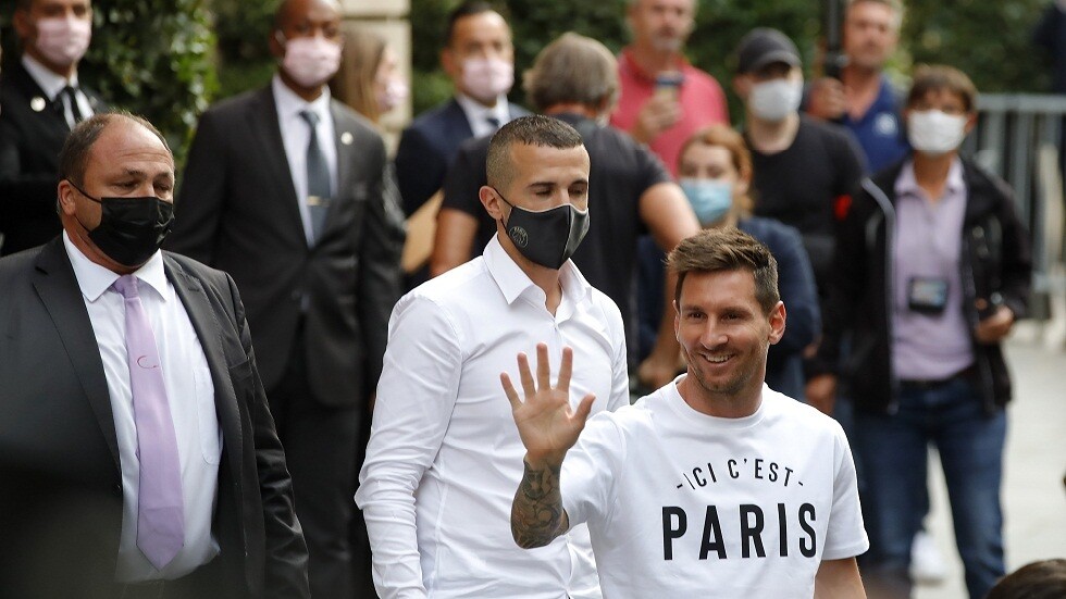 ميسي يجتاز الفحص الطبي في باريس تمهيدا لتوقيع عقد انضمامه إلى سان جيرمان