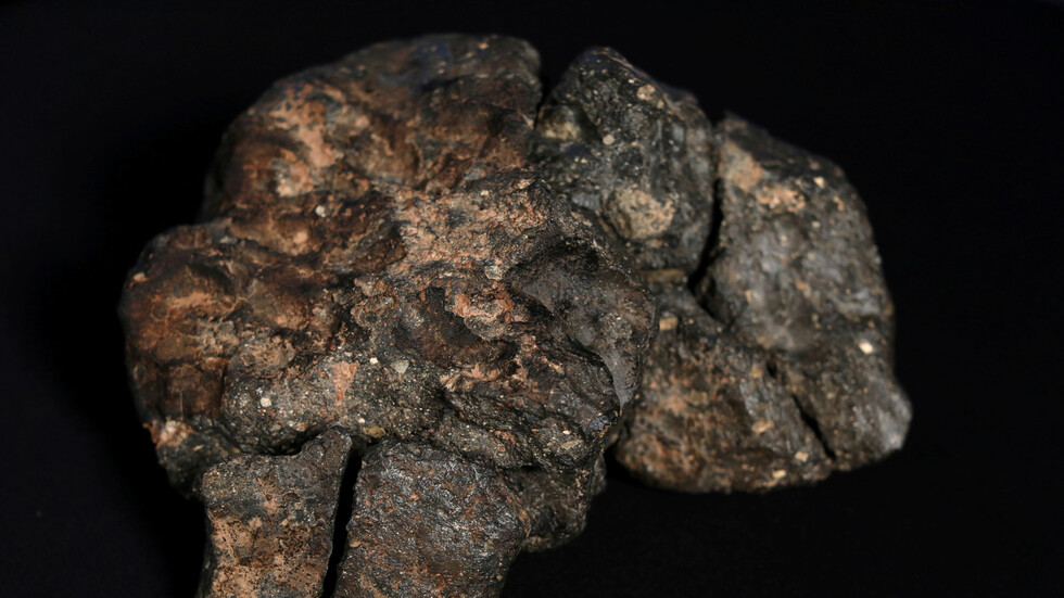 عثر عليه في ليبيا.. أردني يعرض نيزكا للبيع (صورة)