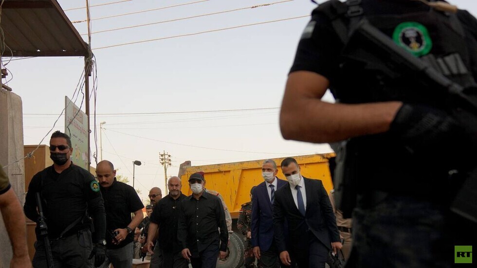 الكاظمي في مواجهة مباشرة مع قاتل مسؤول محلي (صور)