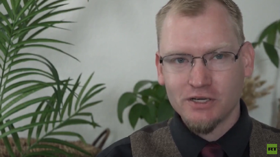 بعد 24 عاماً يعود إلى روسيا.. قصة طفل "أمريكي"!