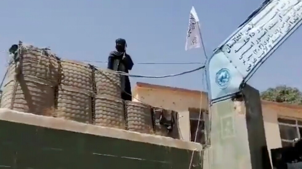 "طالبان" تعتقل قائدا عسكريا يقود القتال ضدها