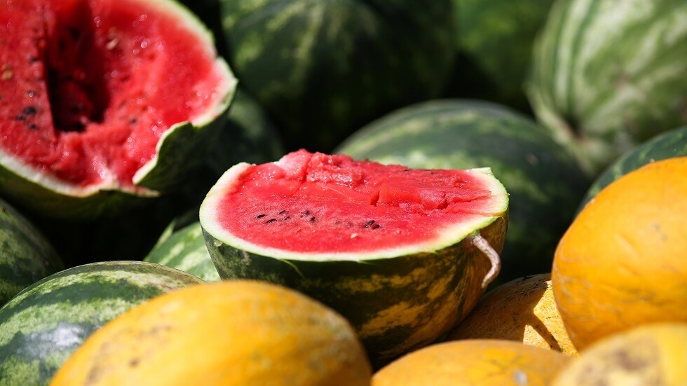 خبيرة تغذية تدعو إلى القيام بخطوة مهمة جدا قبل البدء بتقطيع البطيخ الأحمر