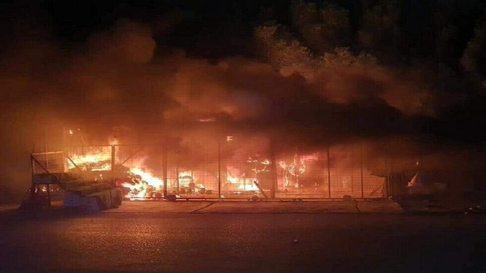 العراق.. حريق ضخم في مخزن للمواد البلاستيكية في بغداد (صور + فيديو)
