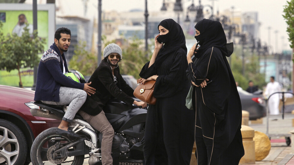 توقيف 6 سعوديين تعرضوا لسائحة أجنبية في الرياض