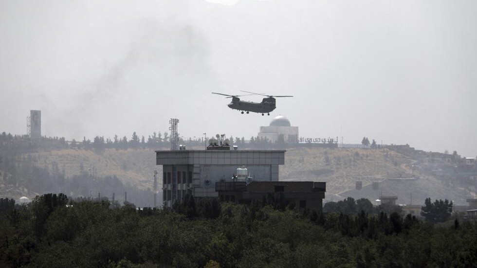 السفارة الأمريكية تؤكد الأنباء عن حريق في مطار كابل بعد نقل طاقمها إليه