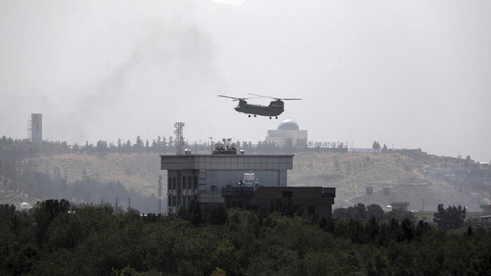 "سي. أن. أن.": سفارة واشنطن في كابل تنزل العلم الأمريكي عن مبناها