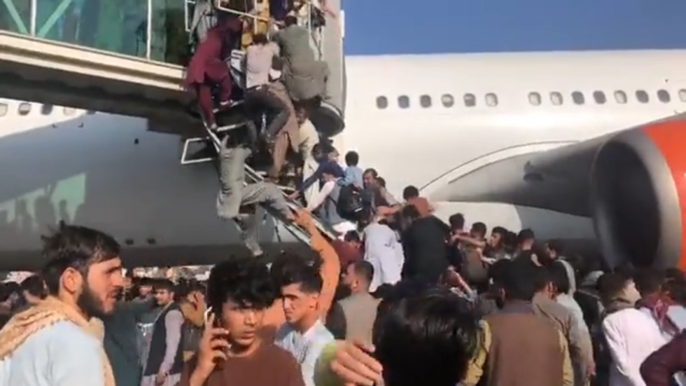 فوضى عارمة بمطار كابل.. آلاف الأفغان يحاولون الفرار