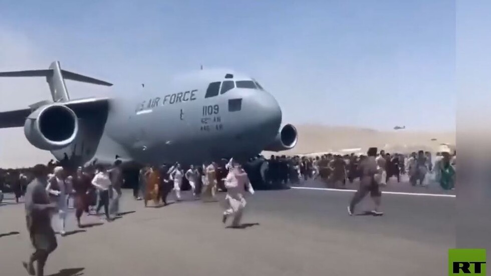 شاهد.. الناس يتمسكون بطائرة أمريكية في محاولات يائسة لمغادرة أفغانستان