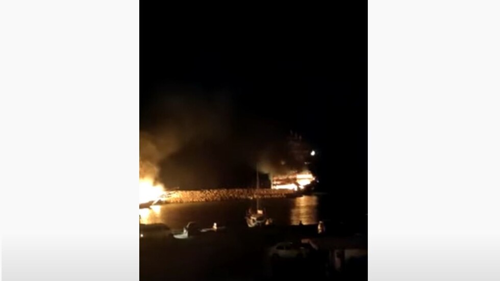 تركيا. .احتراق 4 زوارق في ألانيا