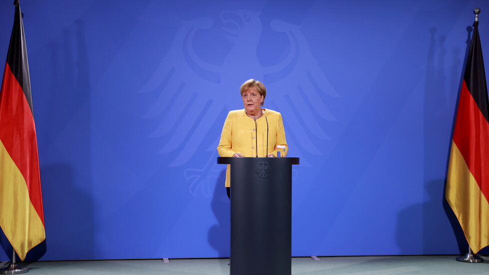 ميركل تحذر من أزمة جديدة في حال عدم مساعدة الدول التي تستقبل اللاجئين الأفغان