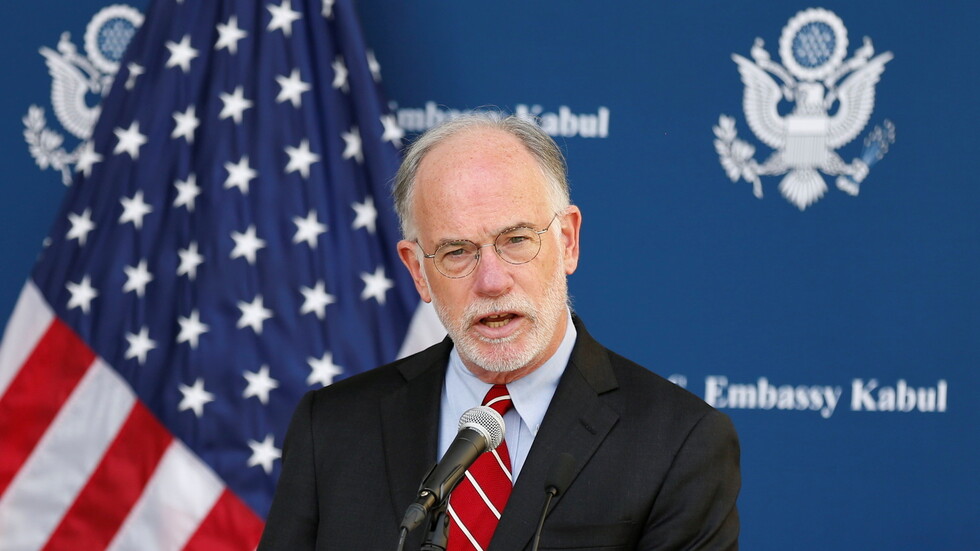 السفير الأمريكي في أفغانستان ينفي فراره من كابل