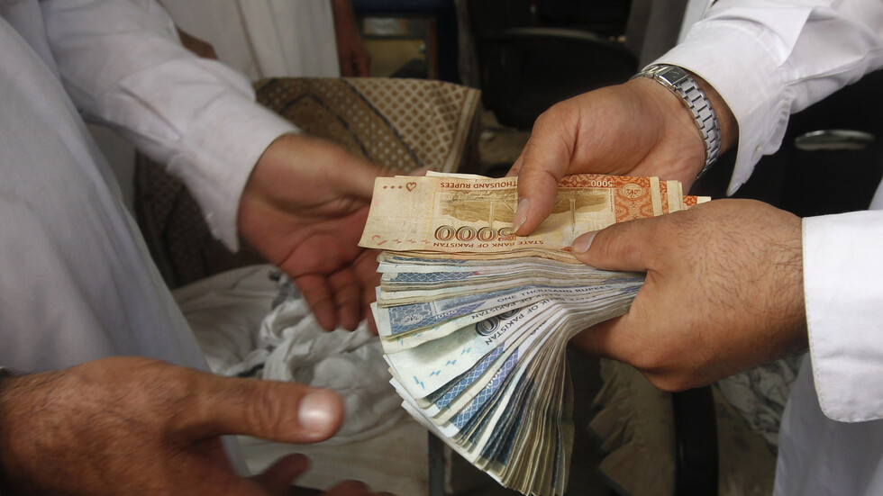 رئيس البنك المركزي الأفغاني يفر من كابل وانخفاض حاد بالعملة الأفغانية