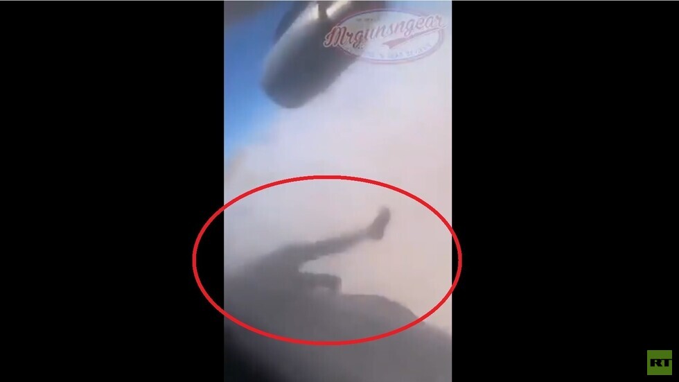 متداول.. فيديو جديد من داخل الطائرة لشخص يتدلى قبل السقوط!