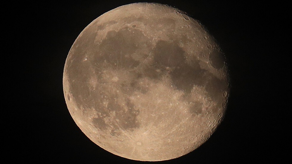 روسيا تخطط لمراقبة الكويكبات والمذنبات من القمر