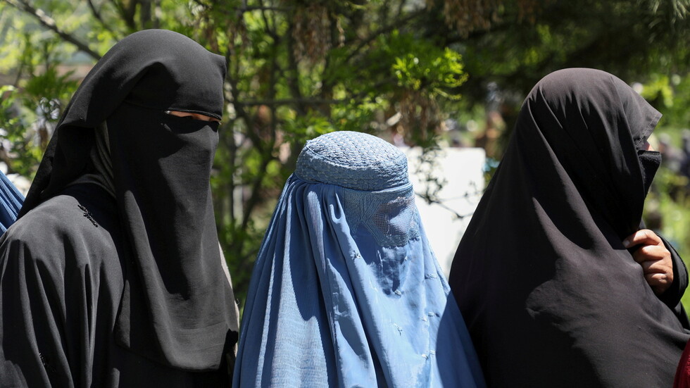 وكالة: أفغانيات في كابل يتظاهرن مطالبة باحترام حقوقهن