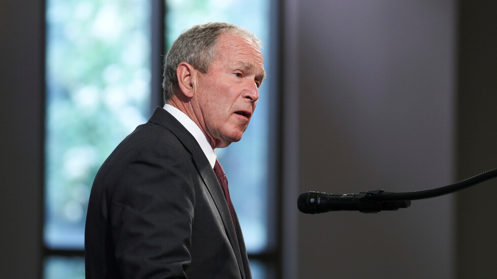 بوش يدعو لفتح ممر آمن للاجئين الأفغان دون تأخير 