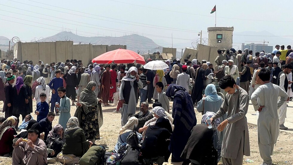 مسؤول في "الناتو": 17 مصابا جراء تدافع عند أبواب مطار كابل