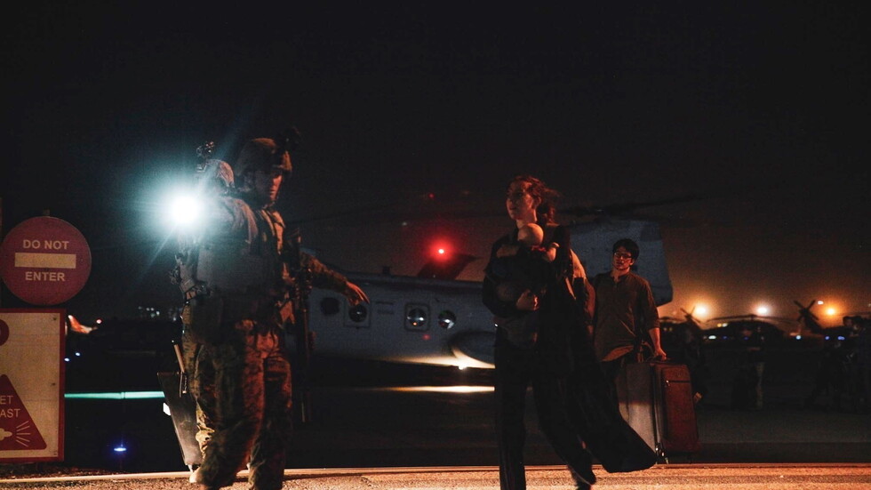 البنتاغون و"طالبان" يعترفان بإطلاق النار لتفريق الحشود في مطار كابل