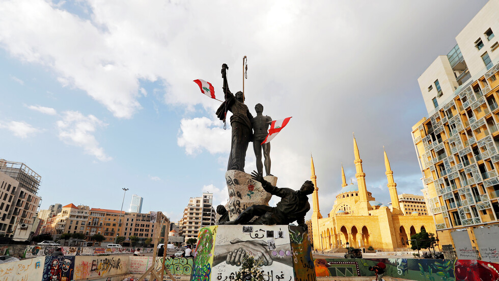 لبنان.. فيديو "لنقل مريض سيرا على الأقدام لعدم توفر الوقود" (فيديو)