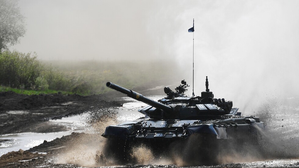 وزير الدفاع الروسي يقود دبابة 