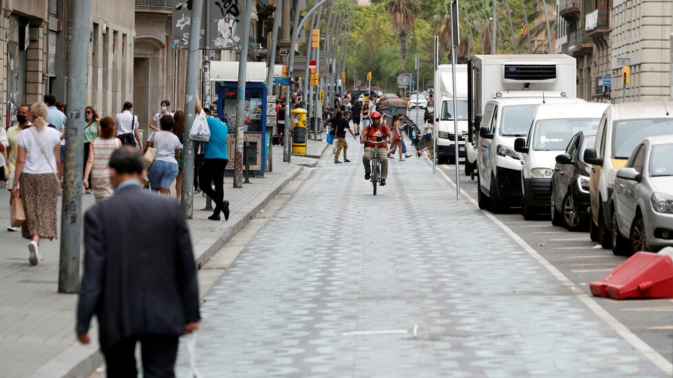 محكمة إسبانيا تأمر بإنهاء حظر التجول في برشلونة