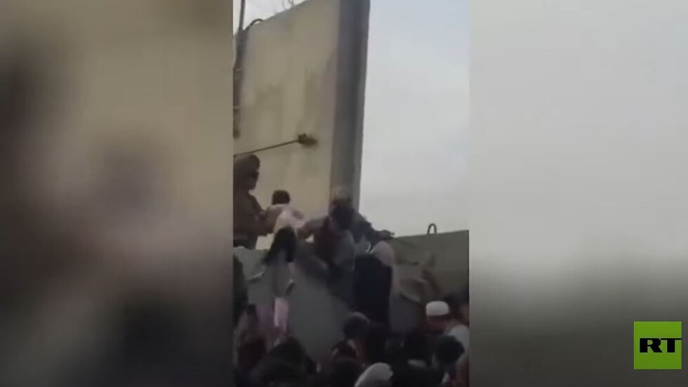 الأفغان يسلّمون أطفالهم للجنود الأمريكيين فوق الجدار في محاولات يائسة لإنقاذهم من حكم طالبان