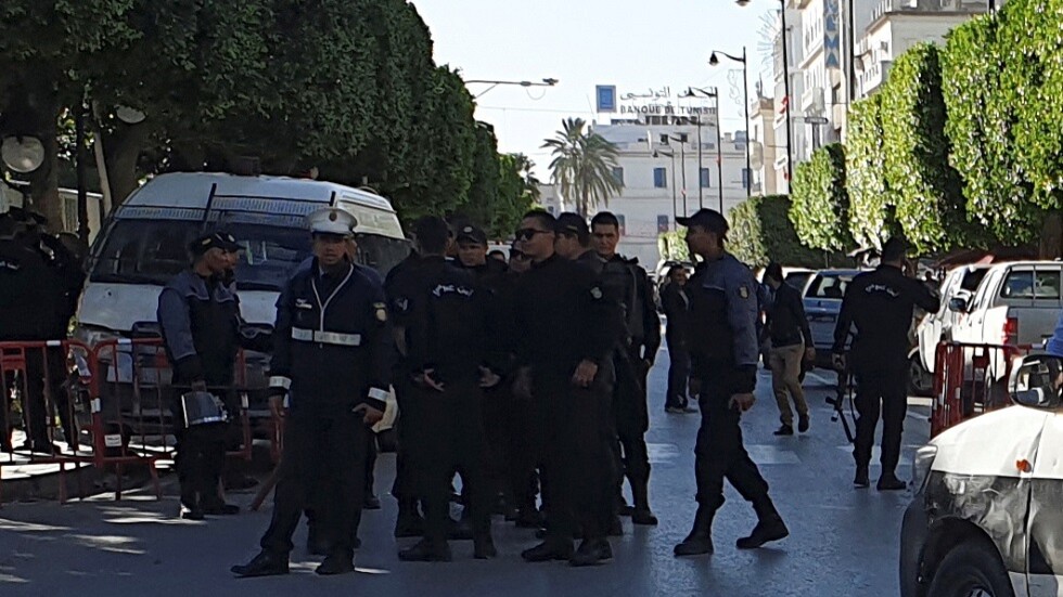 الأمن التونسي يخلي مقر 