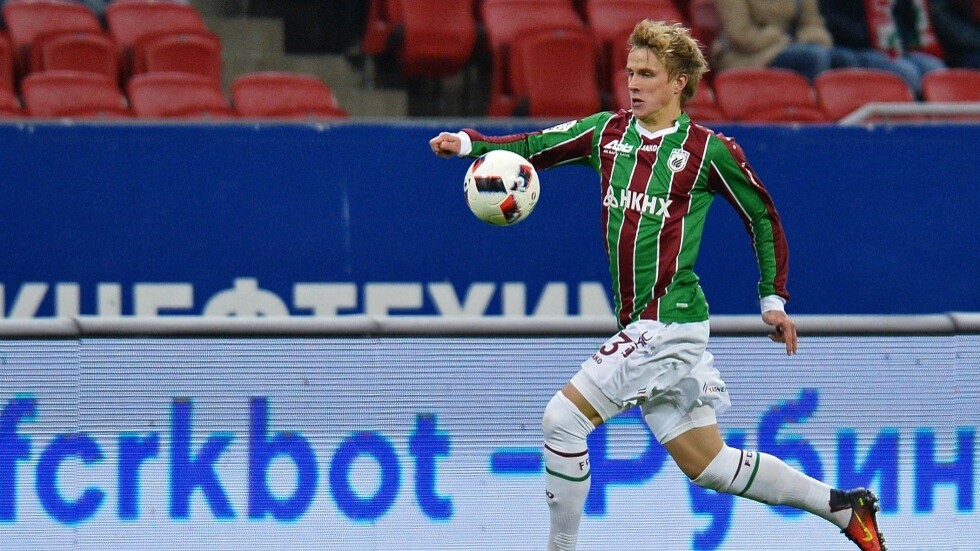 شاهد.. فتاة شبه عارية تطلب قميصا من لاعب