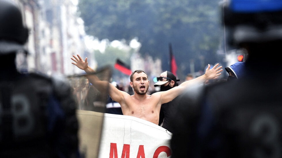 للأسبوع السادس على التوالي.. تظاهرات في فرنسا ضد الشهادة الصحية