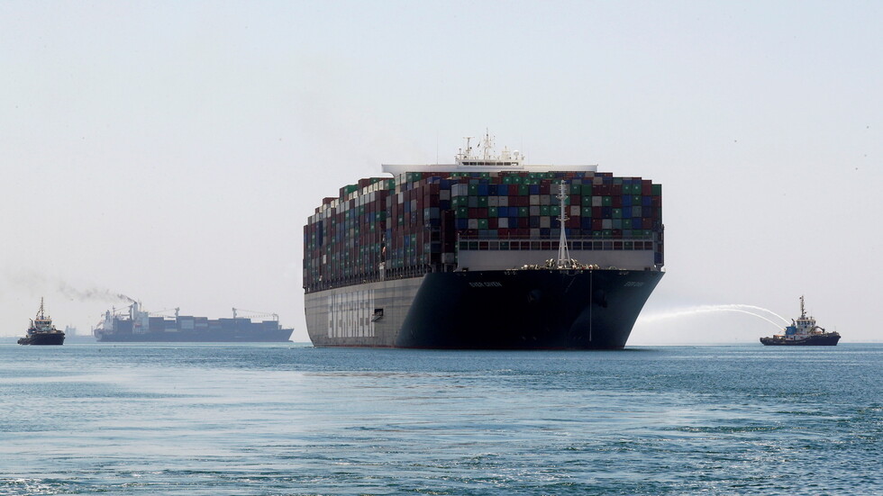 إدارة قناة السويس تعلق على عبور سفينة 