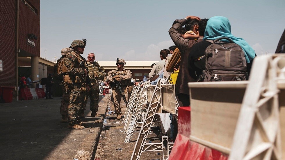 "فيديو مؤثر" لأفغانية شابة تتوسل جنودا أمريكيين