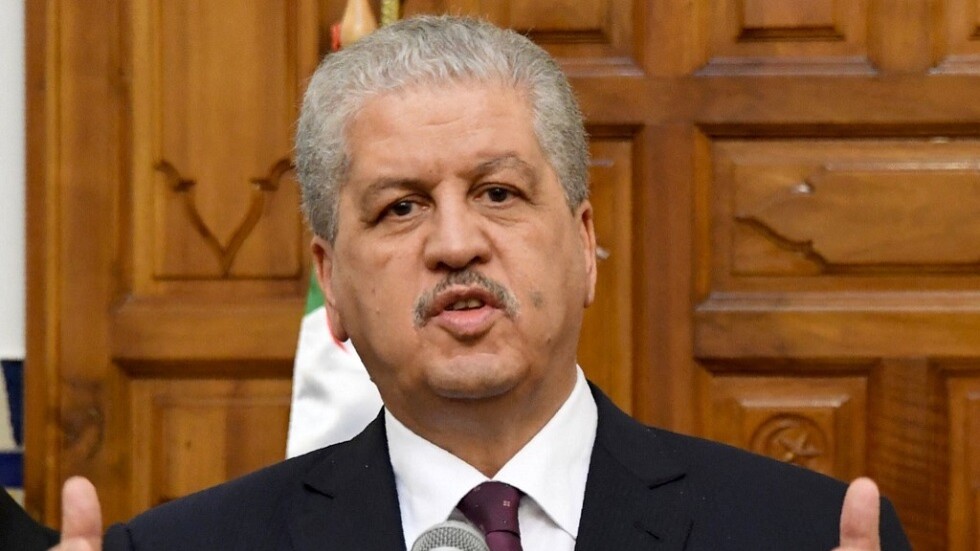 الجزائر.. رئيس الحكومة الأسبق في قفص الاتهام بسبب فندق مبني فوق أنابيب نفطية